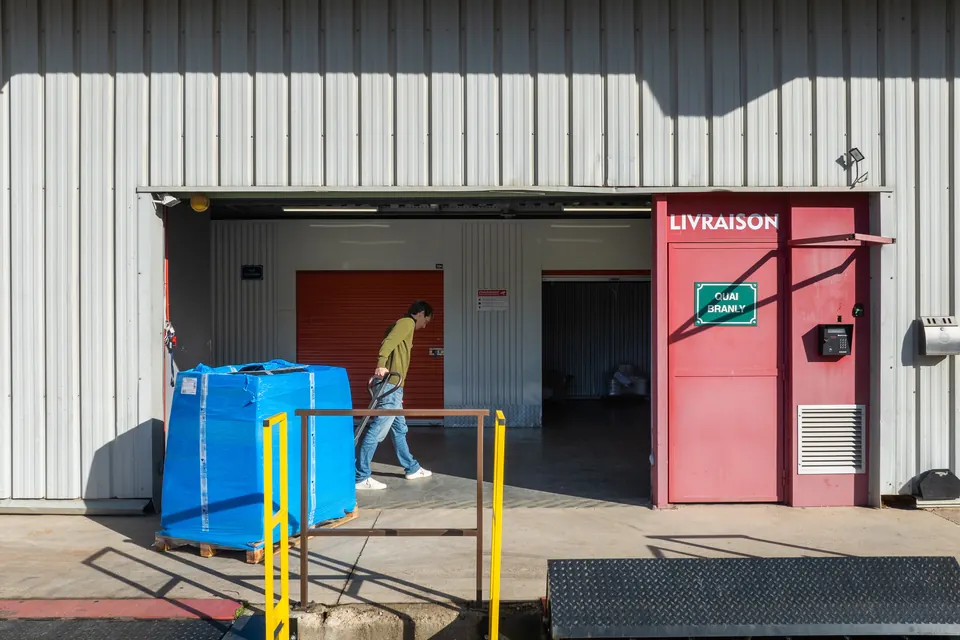 Quai de livraison et parking du centre Sherpabox
