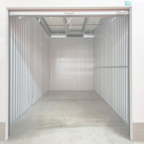 location-box-vide-espace-stockage-light